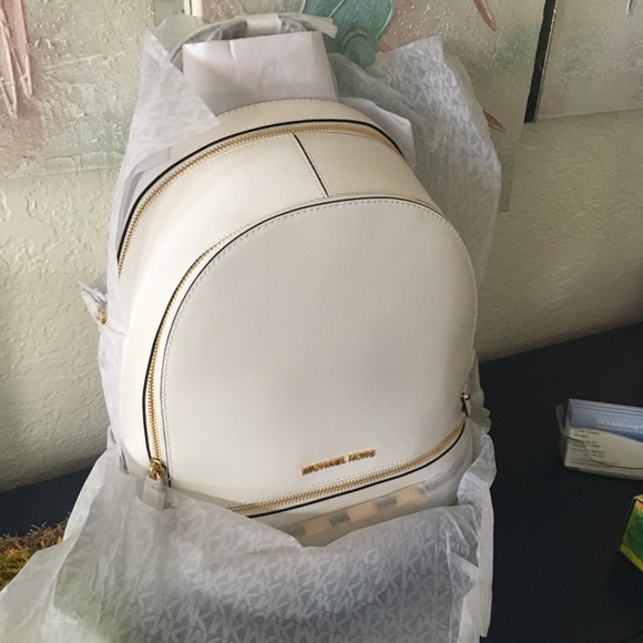 Michael Kors Handbags - Gorgeous Michael Kors 🎒 backpack